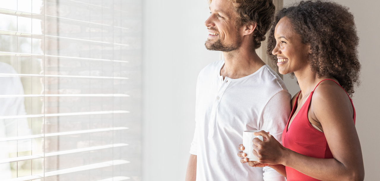 Mann und Frau, die aus einem Fenster schauen