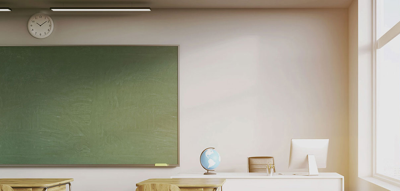 Klassenraum mit Tafel und Lehrerpult - STIEBEL ELTRON