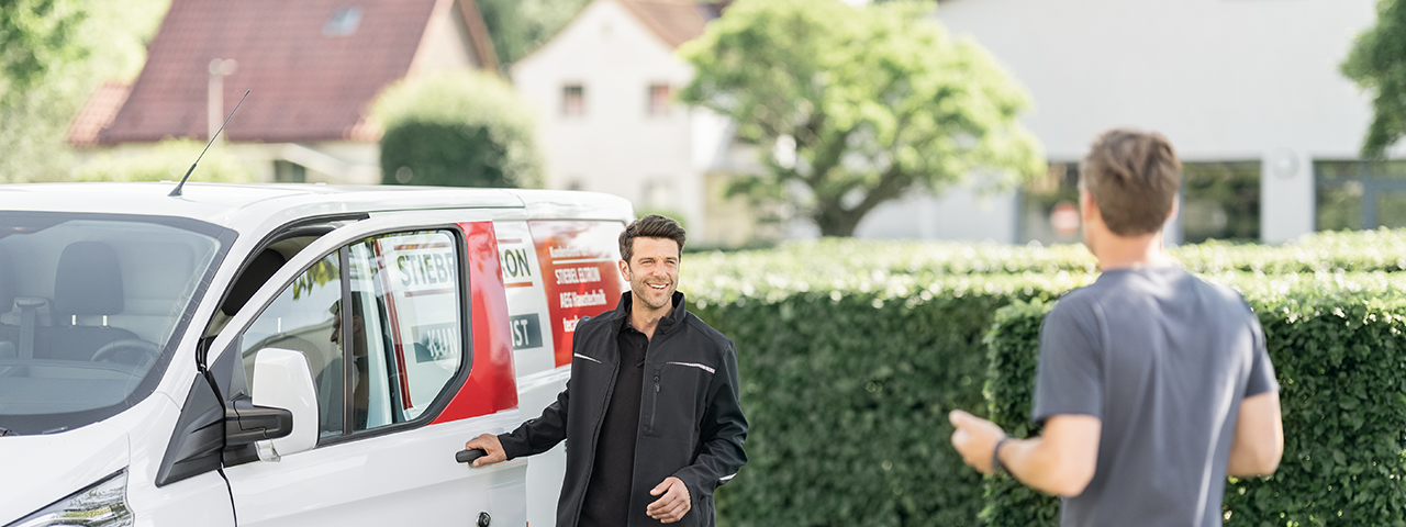 STIEBEL Etron Techniker vor Auto