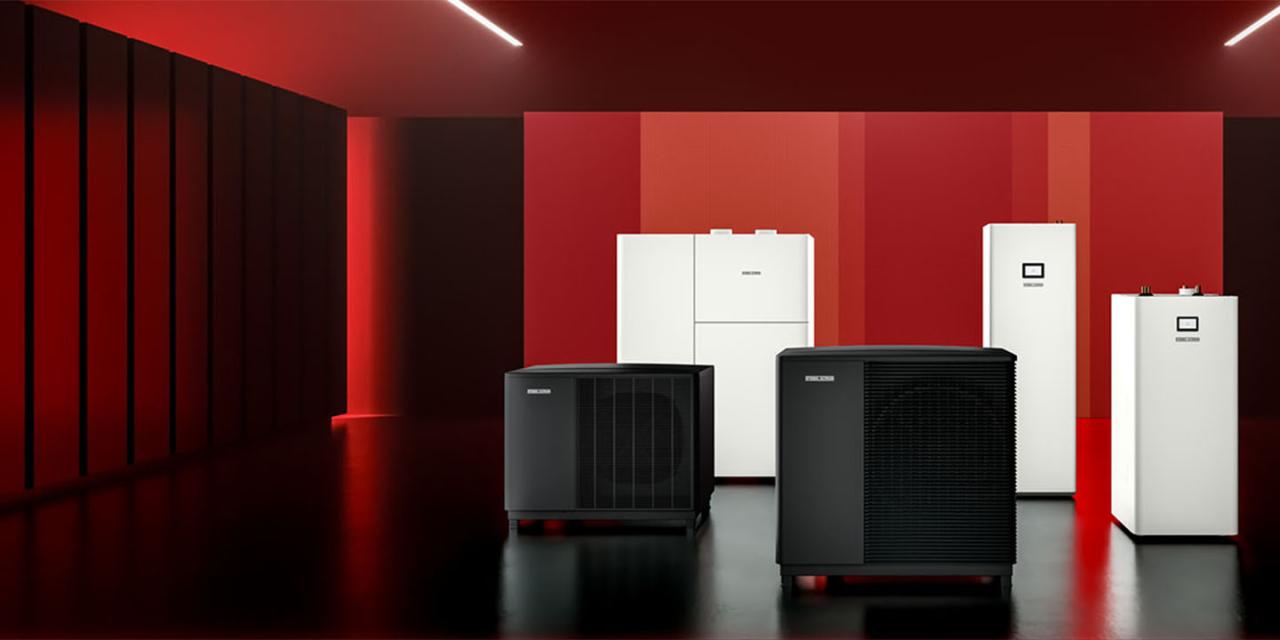 Auf der Bühne stehen verdunkelt STIEBEL ELTRON-Wärmepumpen von denen man nur die Umrisse sieht. Im Hintergrund ist der weiße Schriftzug wpnext eingeblendet.