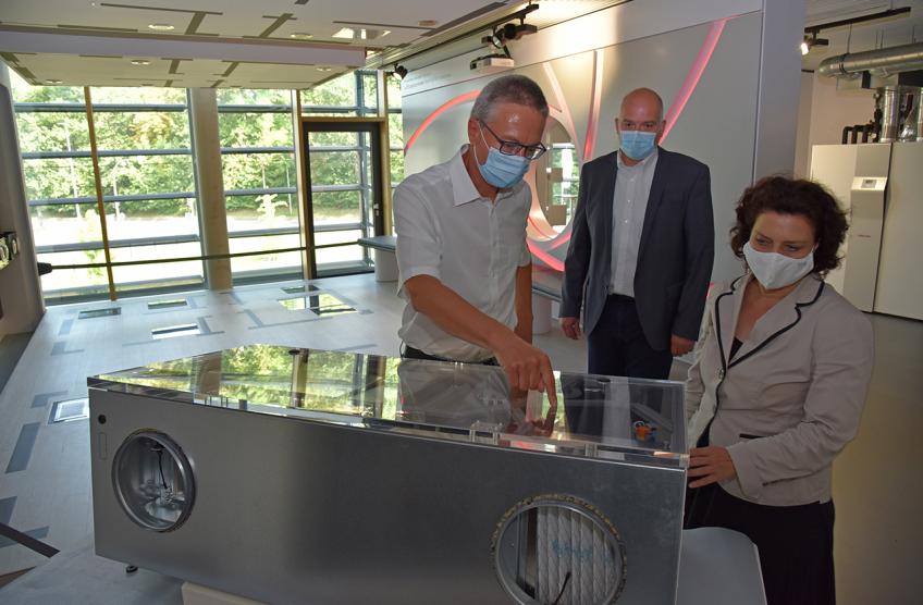 Carola Reimann von der SPD zu Besuch bei STIEBEL ELTRON in Holzminden