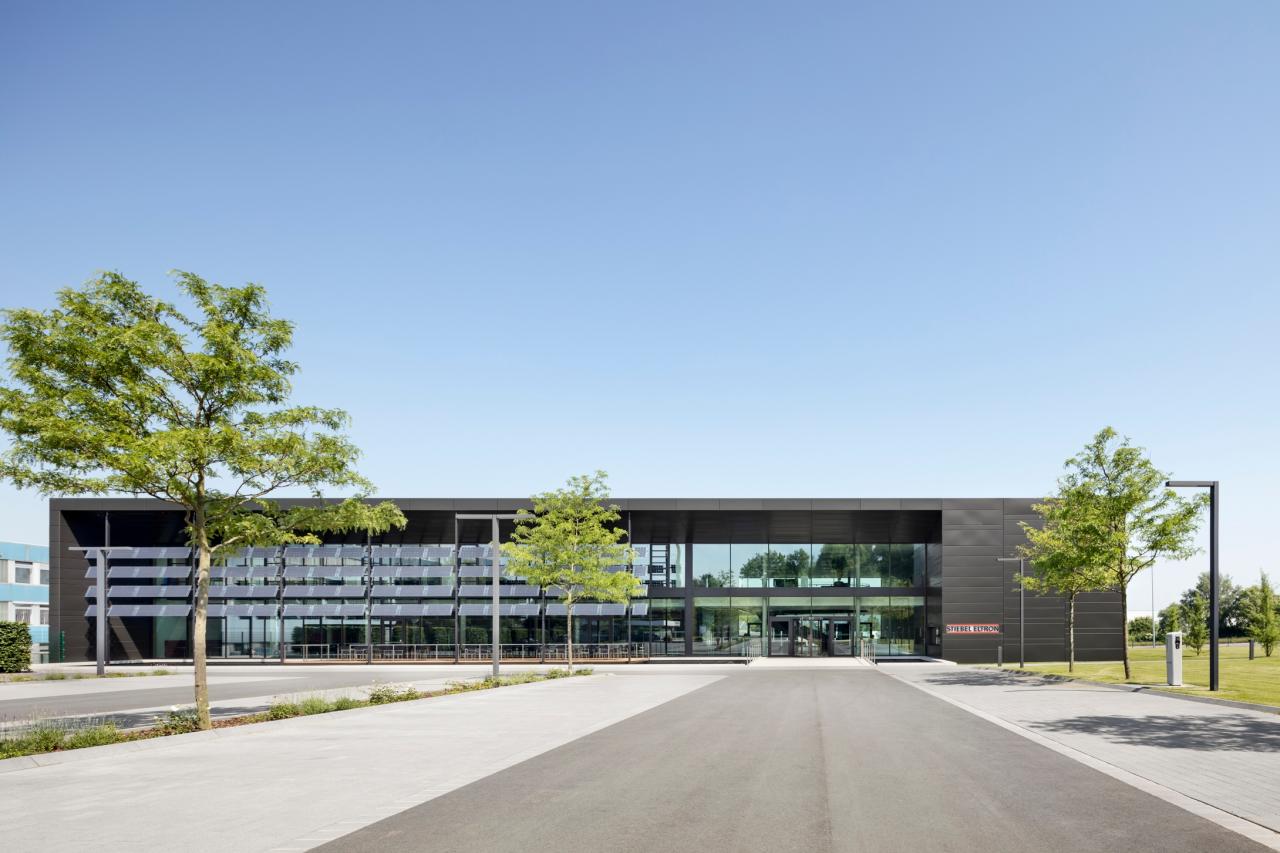 Fachkräfte und Führungskräfte bei STIEBEL ELTRON vor Wärmepumpen